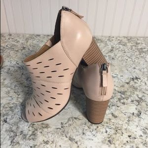 Clark’s peep toe leather nude heels. NWOT!